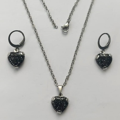 CONJUNTO EM AÇO INOXIDÁVEL - (AÇO03) - (CX.75)  CONJUNTO COM CORRENTE 50CM E BRINCOS ARGOLINHA DE PRESSÃO COM PINGENTES CORAÇÃO EM CRISTAL COM GLITTER PRETO 12MM - COMPOSIÇÃO: AÇO INOXIDÁVEL - AÇO2091