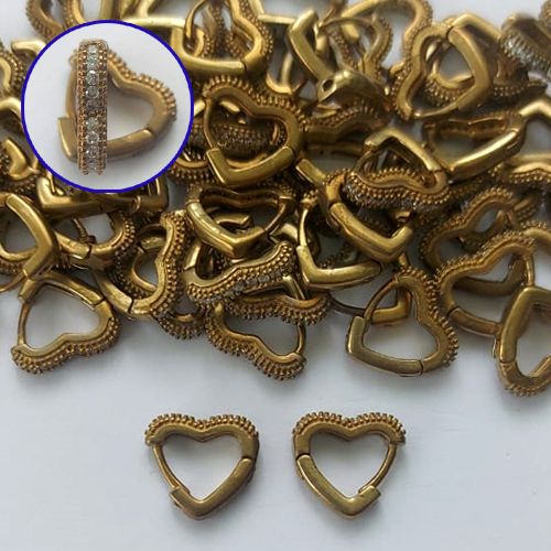 BRINCO NO BRUTO PRONTO PARA O BANHO(CX133) - BRINCO ARGOLINHA DE PRESSÃO CORAÇÃO CRAVEJADO EM MICROS ZIRCÔNIAS - TAMANHO: 2X11MM - PESO TOTAL 1,7GR - COMPOSIÇÃO: LATÃO / ZIRCÔNIA - BRU15202