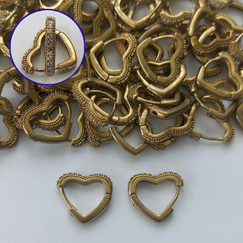 BRINCO NO BRUTO PRONTO PARA O BANHO(CX133) - BRINCO ARGOLINHA DE PRESSÃO CORAÇÃO CRAVEJADO EM MICROS ZIRCÔNIAS - TAMANHO: 2X13MM - PESO TOTAL 2,2GR - COMPOSIÇÃO: LATÃO / ZIRCÔNIA - BRU15203