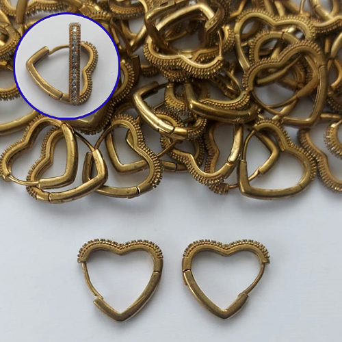 BRINCO NO BRUTO PRONTO PARA O BANHO(CX133) - BRINCO ARGOLINHA DE PRESSÃO CORAÇÃO CRAVEJADO EM MICROS ZIRCÔNIAS - TAMANHO: 2X17MM - PESO TOTAL 2,8GR - COMPOSIÇÃO: LATÃO / ZIRCÔNIA - BRU15204