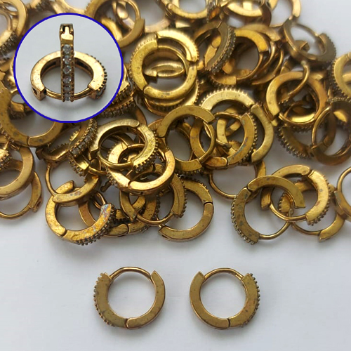 BRINCO NO BRUTO PRONTO PARA O BANHO(CX133) - BRINCO ARGOLINHA DE PRESSÃO CRAVEJADO EM MICROS ZIRCÔNIAS - TAMANHO: 1,5X11MM - PESO TOTAL 1,4GR - COMPOSIÇÃO: LATÃO / ZIRCÔNIA - BRU15205