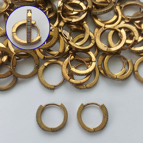 BRINCO NO BRUTO PRONTO PARA O BANHO(CX133) - BRINCO ARGOLINHA DE PRESSÃO CRAVEJADO EM MICROS ZIRCÔNIAS - TAMANHO: 1,5X13MM - PESO TOTAL 1,7GR - COMPOSIÇÃO: LATÃO / ZIRCÔNIA - BRU15206