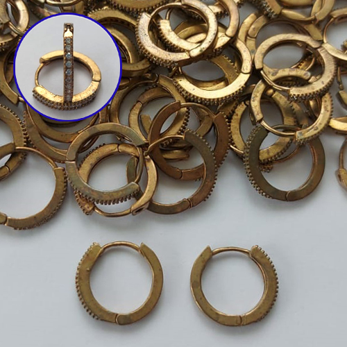 BRINCO NO BRUTO PRONTO PARA O BANHO(CX133) - BRINCO ARGOLINHA DE PRESSÃO CRAVEJADO EM MICROS ZIRCÔNIAS - TAMANHO: 1,5X15MM - PESO TOTAL 2,1GR - COMPOSIÇÃO: LATÃO / ZIRCÔNIA - BRU15207