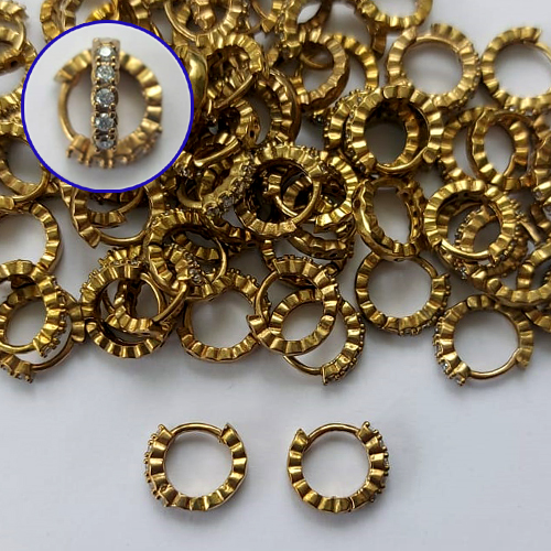 BRINCO NO BRUTO PRONTO PARA O BANHO(CX133) - BRINCO ARGOLINHA DE PRESSÃO CRAVEJADO EM MICROS ZIRCÔNIAS - TAMANHO: 1,5X10MM - PESO TOTAL 1GR - COMPOSIÇÃO: LATÃO / ZIRCÔNIA - BRU15208