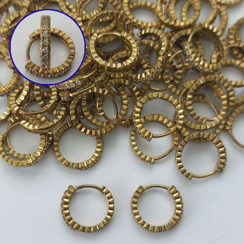 BRINCO NO BRUTO PRONTO PARA O BANHO - BRINCO ARGOLINHA DE PRESSÃO CRAVEJADO EM MICROS ZIRCÔNIAS - TAMANHO: 1,5X14MM - PESO TOTAL 1,8GR - COMPOSIÇÃO: LATÃO / ZIRCÔNIA - BRU15209