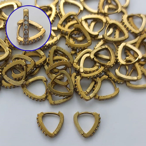 BRINCO NO BRUTO PRONTO PARA O BANHO(CX133) - BRINCO ARGOLINHA DE PRESSÃO TRIÂNGULO CRAVEJADO EM MICROS ZIRCÔNIAS - TAMANHO: 1,5X11MM - PESO TOTAL 1,4GR - COMPOSIÇÃO: LATÃO / ZIRCÔNIA - BRU15211