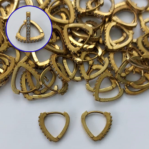 BRINCO NO BRUTO PRONTO PARA O BANHO(CX133) - BRINCO ARGOLINHA DE PRESSÃO TRIÂNGULO CRAVEJADO EM MICROS ZIRCÔNIAS - TAMANHO: 1,5X14MM - PESO TOTAL 1,6GR - COMPOSIÇÃO: LATÃO / ZIRCÔNIA - BRU15212