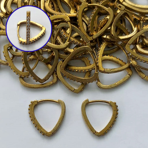BRINCO NO BRUTO PRONTO PARA O BANHO(CX133) - BRINCO ARGOLINHA DE PRESSÃO TRIÂNGULO CRAVEJADO EM MICROS ZIRCÔNIAS - TAMANHO: 1,5X16MM - PESO TOTAL 1,8GR - COMPOSIÇÃO: LATÃO / ZIRCÔNIA - BRU15213