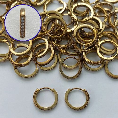BRINCO NO BRUTO PRONTO PARA O BANHO(CX133) - BRINCO ARGOLINHA DE PRESSÃO CRAVEJADO EM MICROS ZIRCÔNIAS - TAMANHO: 2X15MM - PESO TOTAL 2GR - COMPOSIÇÃO: LATÃO / ZIRCÔNIA - BRU15215