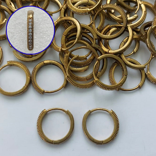 BRINCO NO BRUTO PRONTO PARA O BANHO(CX133) - BRINCO ARGOLINHA DE PRESSÃO CRAVEJADO EM MICROS ZIRCÔNIAS - TAMANHO: 2X17MM - PESO TOTAL 2,8GR - COMPOSIÇÃO: LATÃO / ZIRCÔNIA - BRU15216