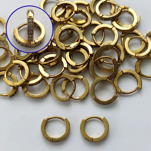 BRINCO NO BRUTO PRONTO PARA O BANHO(CX133) - BRINCO ARGOLINHA DE PRESSÃO CRAVEJADO EM MICROS ZIRCÔNIAS - TAMANHO: 2X11MM - PESO TOTAL 1,4GR - COMPOSIÇÃO: LATÃO / ZIRCÔNIA - BRU15217