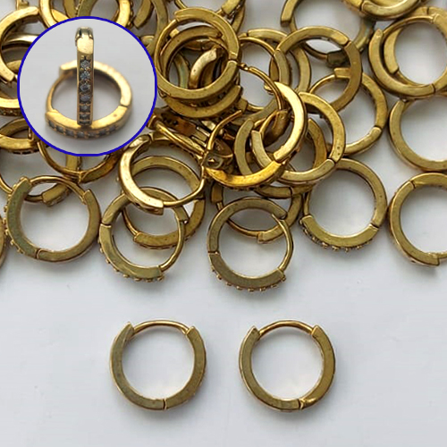 BRINCO NO BRUTO PRONTO PARA O BANHO(CX133) - BRINCO ARGOLINHA DE PRESSÃO CRAVEJADO EM MICROS ZIRCÔNIAS - TAMANHO: 2X13MM - PESO TOTAL 1,6GR - COMPOSIÇÃO: LATÃO / ZIRCÔNIA - BRU15218