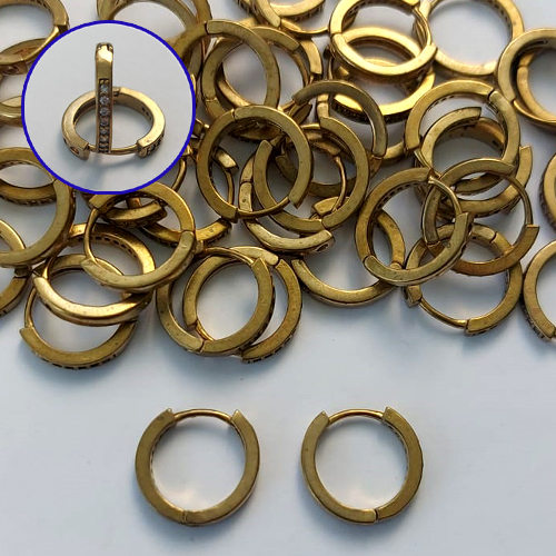BRINCO NO BRUTO PRONTO PARA O BANHO(CX133)- BRINCO ARGOLINHA DE PRESSÃO CRAVEJADO EM MICROS ZIRCÔNIAS - TAMANHO: 2X15MM - PESO TOTAL 1,9GR - COMPOSIÇÃO: LATÃO / ZIRCÔNIA - BRU15219