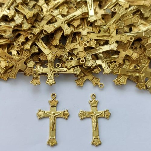 ACESSÓRIO NO BRUTO PRONTO PARA O BANHO - (E2199) PINGENTE CRUCIFIXO 20MM COM UMA ARGOLINHA - PESO 0,4GR - COMPOSIÇÃO: 100% LATÃO (PEÇA VENDIDA POR UNIDADE) - BRU0003098