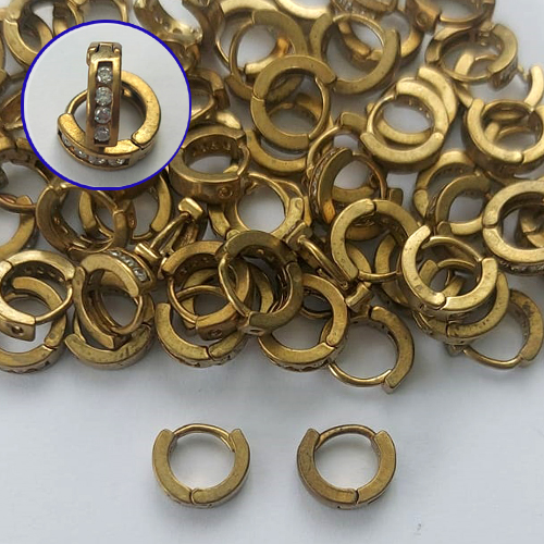 BRINCO NO BRUTO PRONTO PARA O BANHO - BRINCO ARGOLINHA DE PRESSÃO CRAVEJADO EM MICROS ZIRCÔNIAS - TAMANHO: 2X9MM - PESO TOTAL 0,9GR - COMPOSIÇÃO: LATÃO / ZIRCÔNIA - BRU15231
