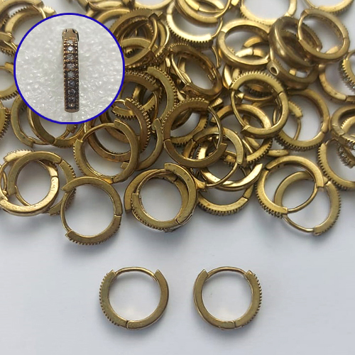 BRINCO NO BRUTO PRONTO PARA O BANHO - BRINCO ARGOLINHA DE PRESSÃO CRAVEJADO EM MICROS ZIRCÔNIAS - TAMANHO: 2X13MM - PESO TOTAL 1,6GR - COMPOSIÇÃO: LATÃO / ZIRCÔNIA - BRU15235