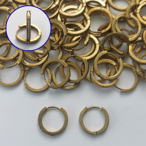 BRINCO NO BRUTO PRONTO PARA O BANHO - BRINCO ARGOLINHA DE PRESSÃO CRAVEJADO EM MICROS ZIRCÔNIAS - TAMANHO: 2X15MM - PESO TOTAL 1,8GR - COMPOSIÇÃO: LATÃO / ZIRCÔNIA - BRU15236