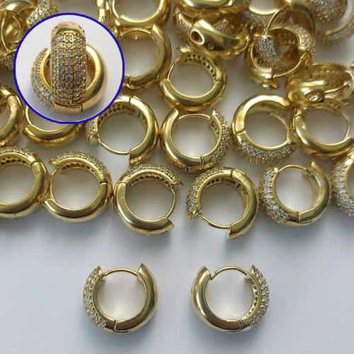 BRINCO NO BRUTO PRONTO PARA O BANHO(CX02) - BRINCO ARGOLINHA DE PRESSÃO CRAVEJADO COM 5 FILEIRAS DE MICROS ZIRCÔNIAS - TAMANHO: 6X15MM - PESO TOTAL 4,2GR - COMPOSIÇÃO: LATÃO / ZIRCÔNIA - BRU15237