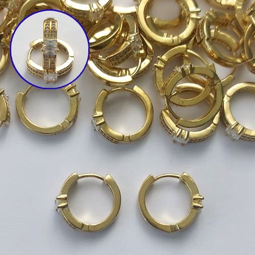 BRINCO NO BRUTO PRONTO PARA O BANHO(CX133) - BRINCO ARGOLINHA DE PRESSÃO CRAVEJADO COM MICROS ZIRCÔNIAS - TAMANHO: 4X14MM - PESO TOTAL 2,7GR - COMPOSIÇÃO: LATÃO / ZIRCÔNIA - BRU15239