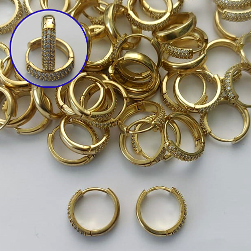 BRINCO NO BRUTO PRONTO PARA O BANHO(CX133) - BRINCO ARGOLINHA DE PRESSÃO CRAVEJADO COM 3 FILEIRAS DE MICROS ZIRCÔNIAS - TAMANHO: 3X16MM - PESO TOTAL 2,9GR - COMPOSIÇÃO: LATÃO / ZIRCÔNIA - BRU15240