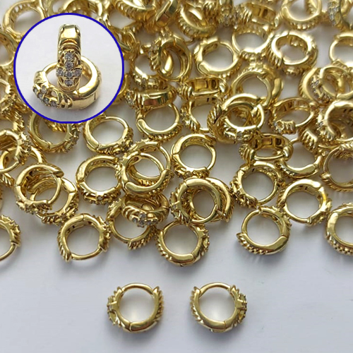 BRINCO NO BRUTO PRONTO PARA O BANHO(CX133) - BRINCO ARGOLINHA DE PRESSÃO CRAVEJADO COM MICROS ZIRCÔNIAS - TAMANHO: 2,5X9MM - PESO TOTAL 1,2GR - COMPOSIÇÃO: LATÃO / ZIRCÔNIA - BRU15242