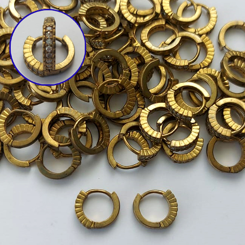BRINCO NO BRUTO PRONTO PARA O BANHO(CX133) - BRINCO ARGOLINHA DE PRESSÃO CRAVEJADO COM MICROS ZIRCÔNIAS - TAMANHO: 2X11MM - PESO TOTAL 1,8GR - COMPOSIÇÃO: LATÃO / ZIRCÔNIA - BRU15243