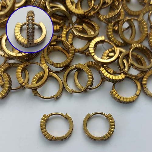 BRINCO NO BRUTO PRONTO PARA O BANHO(CX133) - BRINCO ARGOLINHA DE PRESSÃO CRAVEJADO COM MICROS ZIRCÔNIAS - TAMANHO: 2X13MM - PESO TOTAL 1,9GR - COMPOSIÇÃO: LATÃO / ZIRCÔNIA - BRU15244