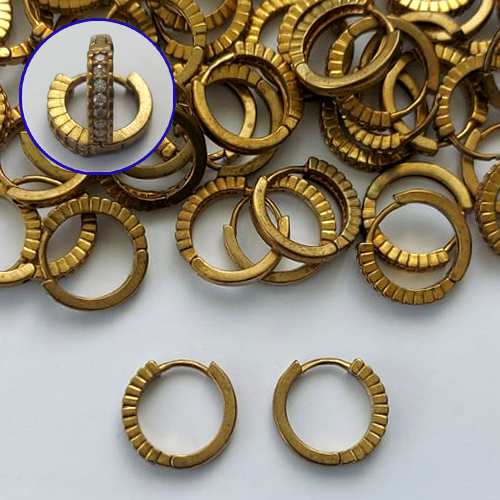 BRINCO NO BRUTO PRONTO PARA O BANHO(CX133) - BRINCO ARGOLINHA DE PRESSÃO CRAVEJADO COM MICROS ZIRCÔNIAS - TAMANHO: 2X15MM - PESO TOTAL 2,1GR - COMPOSIÇÃO: LATÃO / ZIRCÔNIA - BRU15245