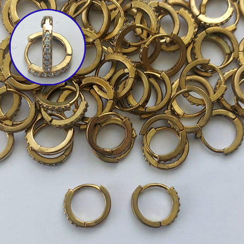 BRINCO NO BRUTO PRONTO PARA O BANHO - BRINCO ARGOLINHA DE PRESSÃO CRAVEJADO COM MICROS ZIRCÔNIAS - TAMANHO: 2X13MM - PESO TOTAL 1,2GR - COMPOSIÇÃO: LATÃO / ZIRCÔNIA - BRU15247