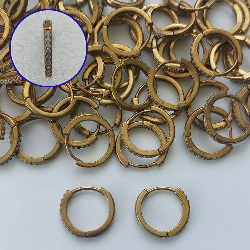 BRINCO NO BRUTO PRONTO PARA O BANHO(CX133) - BRINCO ARGOLINHA DE PRESSÃO CRAVEJADO COM MICROS ZIRCÔNIAS - TAMANHO: 2X17MM - PESO TOTAL 2GR - COMPOSIÇÃO: LATÃO / ZIRCÔNIA - BRU15248