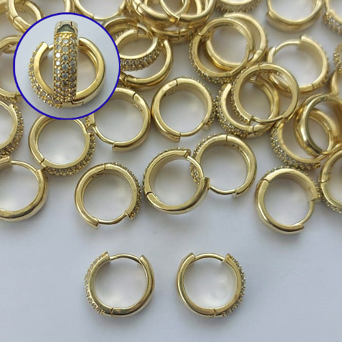 BRINCO NO BRUTO PRONTO PARA O BANHO - BRINCO ARGOLINHA DE PRESSÃO CRAVEJADO COM 3 FILEIRAS DE MICROS ZIRCÔNIAS - TAMANHO: 3X13MM - PESO TOTAL 3,8GR - COMPOSIÇÃO: LATÃO / ZIRCÔNIA - BRU15250