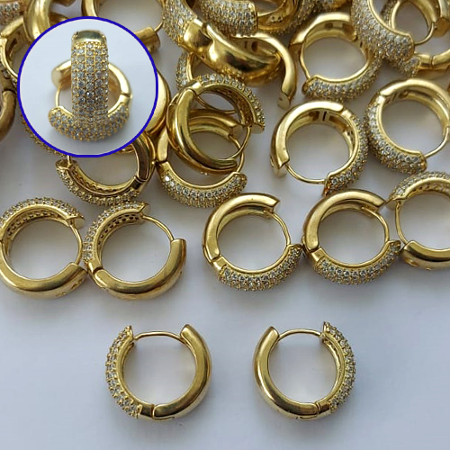 BRINCO NO BRUTO PRONTO PARA O BANHO - BRINCO ARGOLINHA DE PRESSÃO CRAVEJADO COM 5 FILEIRAS DE MICROS ZIRCÔNIAS - TAMANHO: 6x17MM - PESO TOTAL 5GR - COMPOSIÇÃO: LATÃO / ZIRCÔNIA - BRU15251