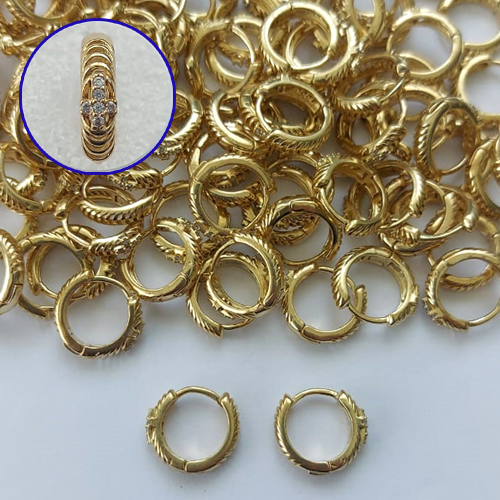 BRINCO NO BRUTO PRONTO PARA O BANHO - BRINCO ARGOLINHA DE PRESSÃO CRAVEJADO COM MICROS ZIRCÔNIAS - TAMANHO: 2,5x11MM - PESO TOTAL 1,2GR - COMPOSIÇÃO: LATÃO / ZIRCÔNIA - BRU15254