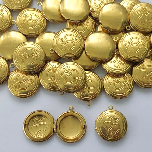 RELICÁRIO NO BRUTO PRONTO PARA O BANHO - (CX.01)  RELICÁRIO REDONDO COM CORAÇÕES - TAMANHO 20X20MM - PESO TOTAL 2,7GR - (VENDIDO POR UNIDADE) - BRU15286
