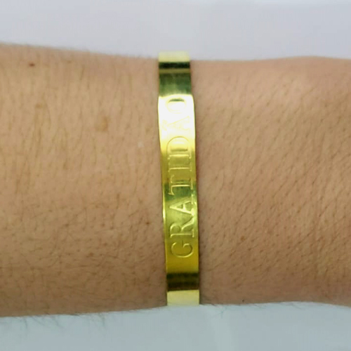 PULSEIRA (BRACELETE) EM LATÃO - (3.2419G) BRACELETE COM PALAVRA GRATIDÃO - LARGURA 7MM PESO: 5,5GR - COMPOSIÇÃO: 100% LATÃO - BRU15287