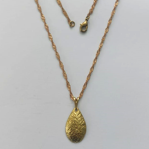 GARGANTILHA NO BRUTO PRONTA PARA O BANHO - (V1812) GARGANTILHA COM CORRENTE SINGAPURA 45CM E PINGENTE GOTA MARTELADA 19MM - PESO: 1,5GR - COMPOSIÇÃO: 100% LATÃO - BRU15314
