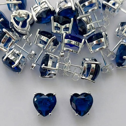 BRINCO FOLHEADA A PRATA COM 50 MILÉSIMOS + VERNIZ DIAMOND - BRINCOS DE PINO COM BASE EM ALTA FUSÃO E PEDRA EM ZIRCÔNIA CORAÇÃO AZUL 10X10MM -PRA510