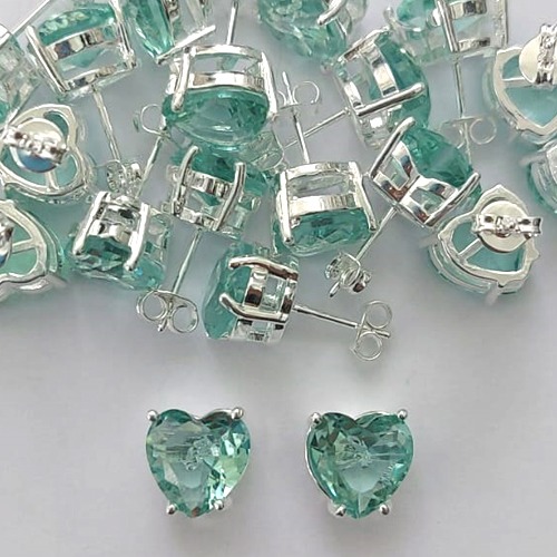 BRINCO FOLHEADA A PRATA COM 50 MILÉSIMOS + VERNIZ DIAMOND - BRINCOS DE PINO COM BASE EM ALTA FUSÃO E PEDRA EM ZIRCÔNIA CORAÇÃO VERDE 10X10MM -PRA511