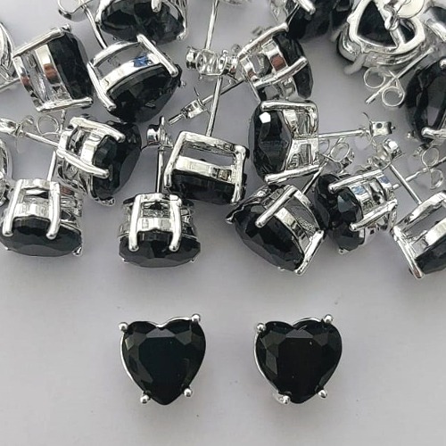 BRINCO FOLHEADA A PRATA COM 50 MILÉSIMOS + VERNIZ DIAMOND - BRINCOS DE PINO COM BASE EM ALTA FUSÃO E PEDRA EM ZIRCÔNIA CORAÇÃO PRETO 10X10MM -PRA515