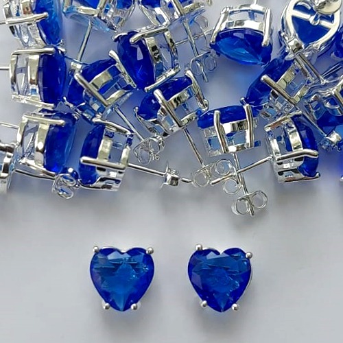 BRINCO FOLHEADA A PRATA COM 50 MILÉSIMOS + VERNIZ DIAMOND - BRINCOS DE PINO COM BASE EM ALTA FUSÃO E PEDRA EM ZIRCÔNIA CORAÇÃO AZUL 10X10MM -PRA516