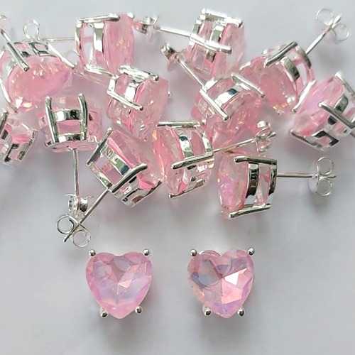 BRINCO FOLHEADA A PRATA COM 50 MILÉSIMOS + VERNIZ DIAMOND - BRINCOS DE PINO COM BASE EM ALTA FUSÃO E PEDRA EM ZIRCÔNIA CORAÇÃO ROSA 10X10MM -PRA518