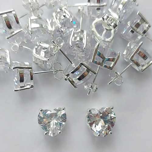 BRINCO FOLHEADA A PRATA COM 50 MILÉSIMOS + VERNIZ DIAMOND - BRINCOS DE PINO COM BASE EM ALTA FUSÃO E PEDRA EM ZIRCÔNIA CORAÇÃO CRISTAL 10X10MM -PRA519