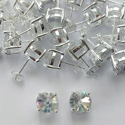 BRINCO FOLHEADA A PRATA COM 50 MILÉSIMOS + VERNIZ DIAMOND - BRINCOS DE PINO COM BASE EM ALTA FUSÃO E PEDRA  REDONDA CRISTAL 10X10MM -PRA521