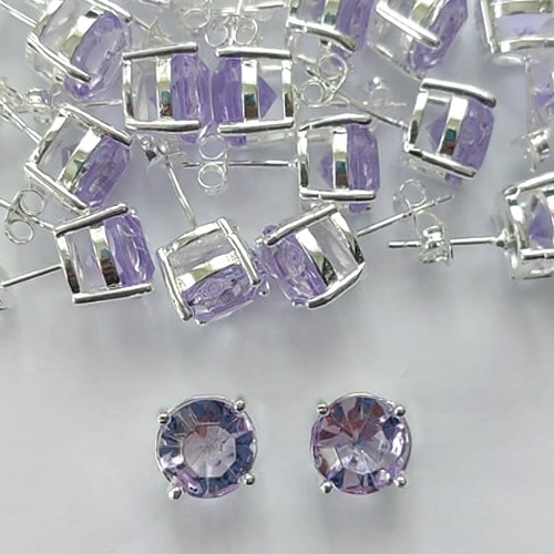 BRINCO FOLHEADA A PRATA COM 50 MILÉSIMOS + VERNIZ DIAMOND - BRINCOS DE PINO COM BASE EM ALTA FUSÃO E PEDRA EM ZIRCÔNIA REDONDA ROXA 10X10MM -PRA522