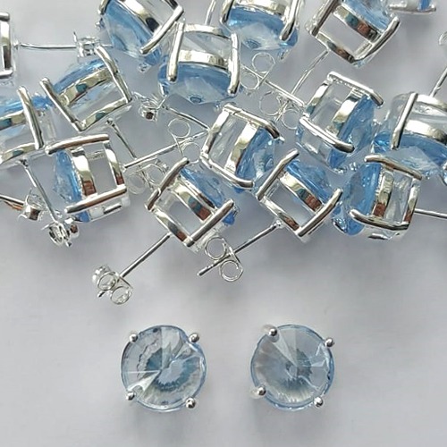BRINCO FOLHEADA A PRATA COM 50 MILÉSIMOS + VERNIZ DIAMOND - BRINCOS DE PINO COM BASE EM ALTA FUSÃO E PEDRA REDONDA AZUL 10X10MM -PRA523