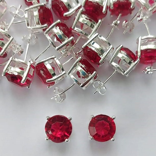 BRINCO FOLHEADA A PRATA COM 50 MILÉSIMOS + VERNIZ DIAMOND - BRINCOS DE PINO COM BASE EM ALTA FUSÃO E PEDRA REDONDA VERMELHA 10X10MM -PRA524