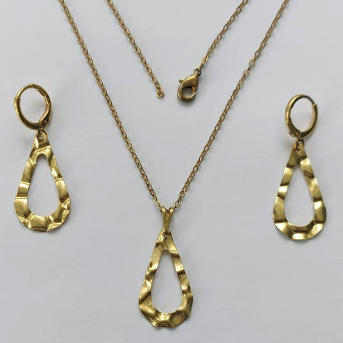 CONJUNTO NO BRUTO PRONTO PARA O BANHO - (E3192) CONJUNTO COM CORRENTE CADEADO 45CM COM BRINCOS ARGOLINHA DE PRESSÃO E PINGENTES GOTA MARTELADA VAZADA 27MM - PESO: 3,4GR - COMPOSIÇÃO: 100% LATÃO - BRU15334