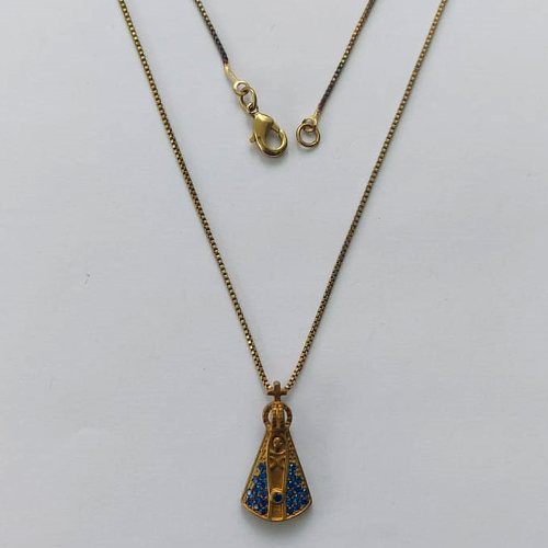 GARGANTILHA NO BRUTO PRONTA PARA O BANHO - (CX.134)  (PX000217 C001) GARGANTILHA COM CORRENTE VENEZIANA COM PINGENTE NOSSA SRA APARECIDA CRAVEJADA EM ZIRCÔNIAS AZUIS 11X21MM - PESO: 3,1GR - COMPOSIÇÃO: 100% LATÃO - BRU15360