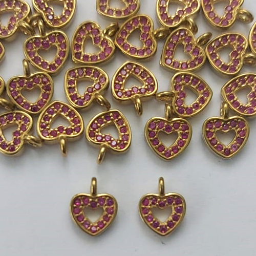 ACESSÓRIO NO BRUTO PRONTO PARA O BANHO - (PX000635 C503) PINGENTE PARA FIO DE NYLON - CORAÇÃO VAZADO CRAVEJADO EM MICROS ZIRCÔNIAS ROSAS 8MM - PESO TOTAL 0,3GR - BRU0003108