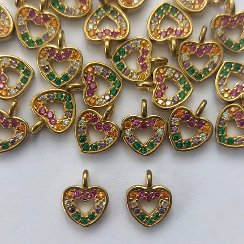 ACESSÓRIO NO BRUTO PRONTO PARA O BANHO - (PX000635 MIX) PINGENTE PARA FIO DE NYLON - CORAÇÃO VAZADO CRAVEJADO EM MICROS ZIRCÔNIAS COLORIDAS 8MM - PESO TOTAL 0,3GR - BRU0003109